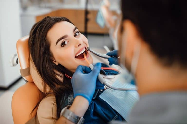 mujer en el dentista paciente
