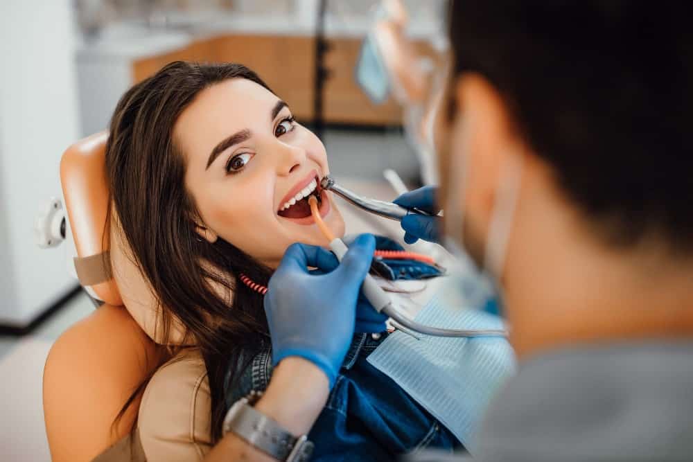 mujer en el dentista paciente