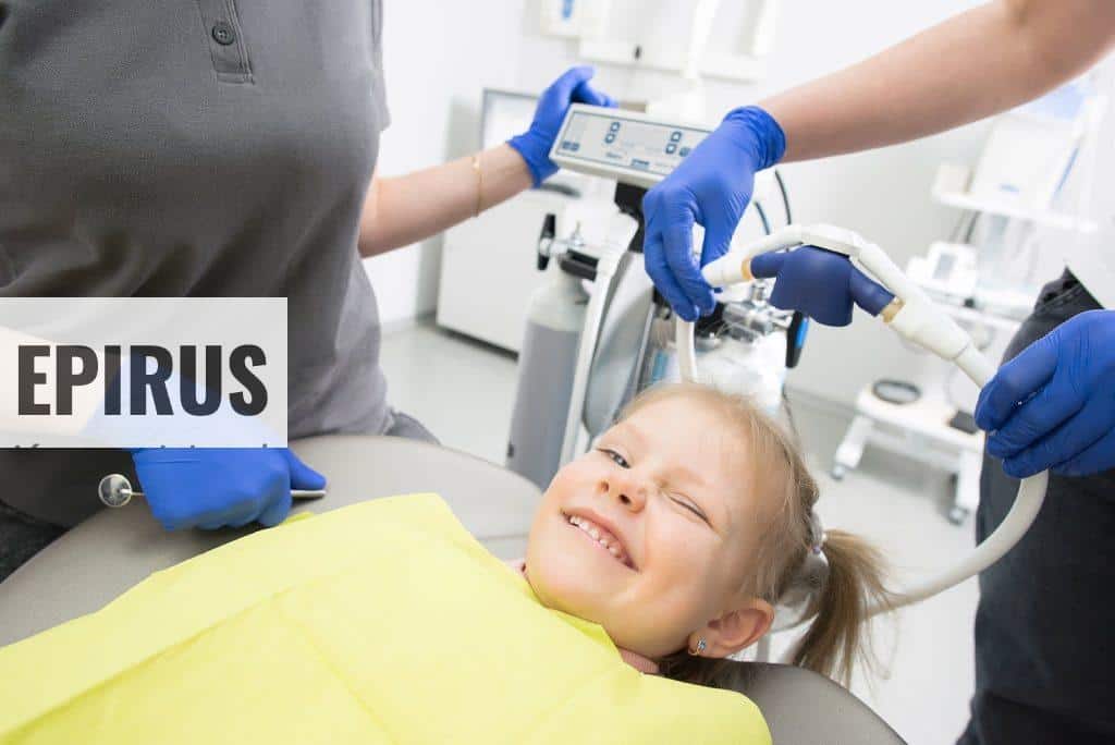 Niña sonriendo en el dentista