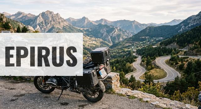 Moto preparada con equipaje para una ruta de varios días