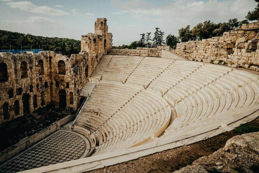 Gradas de un teatro antiguo de piedra, parecido al de Dodona, en el Épiro