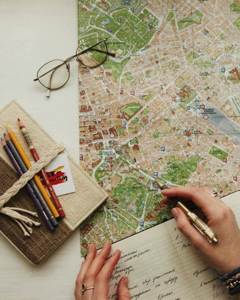 Mapa antiguo con gafas y lápices sobre una mesa de trabajo