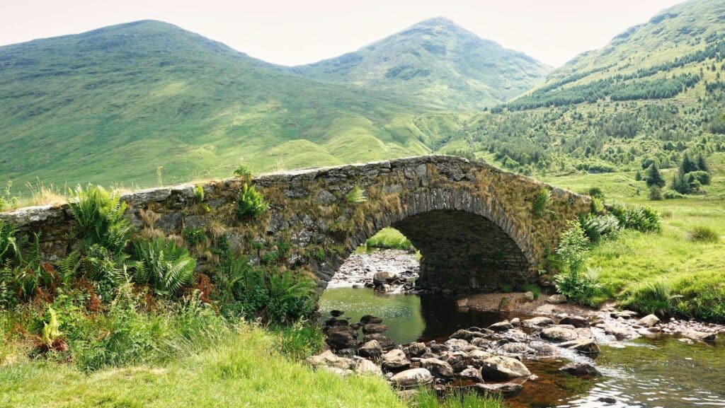 Puente de piedra de arco sobre un arroyo de montaña, como los del Épiro