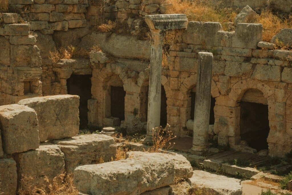 Ruinas de una ciudad antigua cubiertas de vegetación